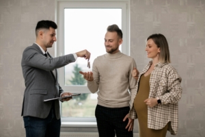 Also, dealing with legal paperwork and statements can be scary if you don't know what you're doing. Even though not having to pay agent fees is appealing, you should carefully consider these points before choosing if FSBO is right for you in Florida's tough housing market. Right Time to Sell Your House without an agent in the Florida Market If you want to sell your Florida home without a real estate agent, timing is very important. Knowing how the Florida market works can have a big effect on how you sell your home and how much it sells for.